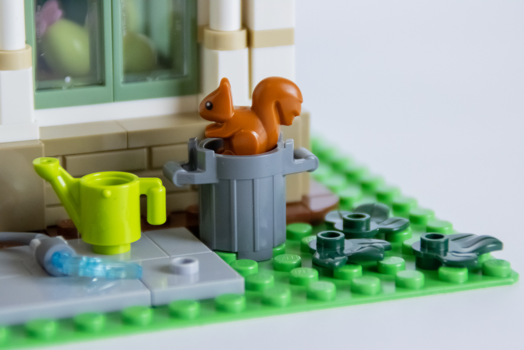 lego ideas 21353 botanischer garten Detail Eichhörnchen auf Mülltonne